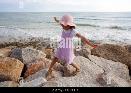 Fille qui marche sur des rochers Banque D'Images