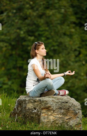 Jeune fille en prière. Banque D'Images