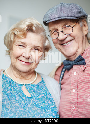 Portrait de couple retraité de vêtements intelligents looking at camera Banque D'Images