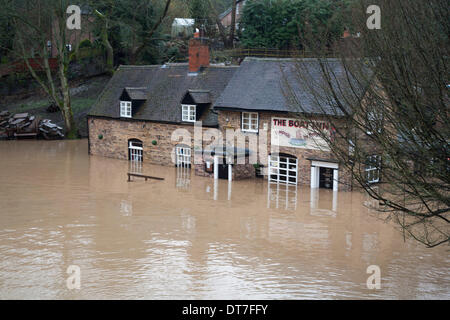 Jackfield, Shropshire, au Royaume-Uni. 11 février 2014. Le bateau Inn, dans le village de Jackfield, Shropshire, au Royaume-Uni. La rivière Severn, qui passe près de la pub, est à une haute de dix ans, et devrait continuer à augmenter au cours des prochains jours. Crédit : Rob Carter/Alamy Live News Banque D'Images