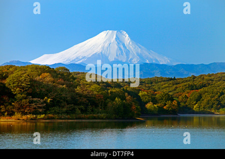 Le Mont Fuji vue du lac de Sayama-ko Tokyo Japon Banque D'Images