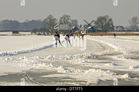 Patineurs sur Vogelplas-Starrevaart dans la région de Vlietlanden, Leidschendam, Hollande méridionale, Pays-Bas. Banque D'Images