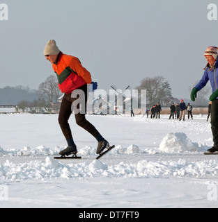 Patinage sur Vogelplas-Starrevaart dans la région de Vlietlanden, Leidschendam, Hollande méridionale, Pays-Bas. Banque D'Images