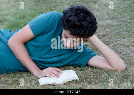 Student reading a book Banque D'Images