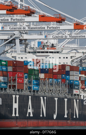 Le havre Port. Terminal à conteneurs. Le déchargement d'un navire. Banque D'Images