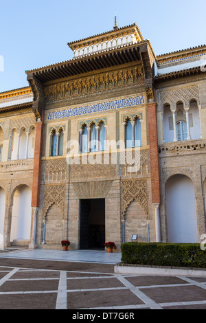 ALCAZAR DE SÉVILLE ESPAGNE L'ENTRÉE PRINCIPALE DE LA PORTE [ Façade de la Pierre de Castille dans le Palais de l'Alcázar.] Banque D'Images