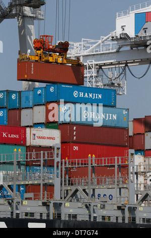 Le havre Port. Terminal à conteneurs. Le déchargement d'un navire. Banque D'Images