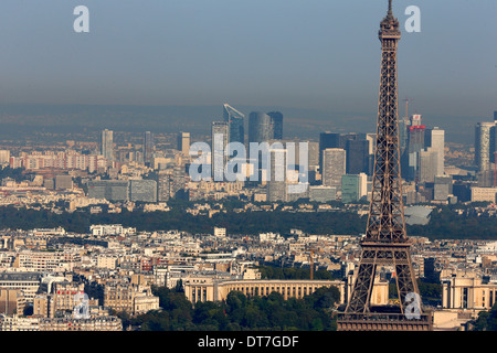 La ville de Paris. La Tour Eiffel avec les gratte-ciel de la Défense en arrière-plan. Banque D'Images