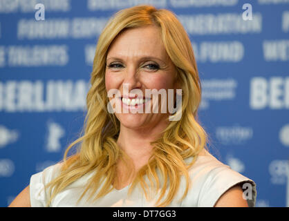 Berlin, Allemagne. 10 fév, 2014. L'actrice australienne Toni Collette assiste à la conférence de presse pour un long chemin vers le bas à la 64ème Festival du Film de Berlin à Berlin, Allemagne, 10 février 2014. Le film est présenté dans la section spéciale de la Berlinale Berlinale, qui se déroulera du 06 février au 16 février 2014. Photo : Tim Brakemeier Imogen Poots/dpa/dpa/Alamy Live News Banque D'Images