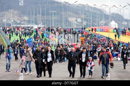 La Pierre Saint Martin, la Russie. Feb 11, 2014. Les gens marcher sur la passerelle vers le Parc olympique à Sotchi les Jeux Olympiques de 2014, à Sotchi, Russie, 11 février 2014. Photo : Christian Charisius/dpa dpa : Crédit photo alliance/Alamy Live News Banque D'Images