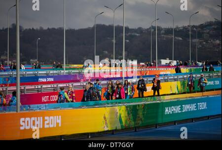 La Pierre Saint Martin, la Russie. Feb 11, 2014. Les gens marcher sur la passerelle vers le Parc olympique à Sotchi les Jeux Olympiques de 2014, à Sotchi, Russie, 11 février 2014. Photo : Christian Charisius/dpa dpa : Crédit photo alliance/Alamy Live News Banque D'Images