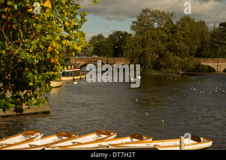 La rivière Avon à Stratford, barques à la location. Banque D'Images