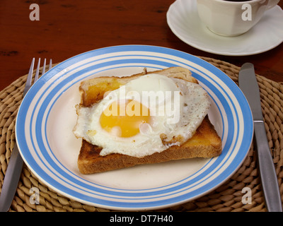 Œuf frit sur toast Banque D'Images