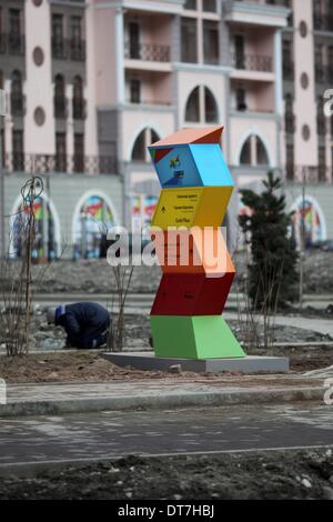 La Pierre Saint Martin, la Russie. Feb 11, 2014. Employé prépare une passerelle au cours de l'Jeux olympiques de 2014 à Sotchi, en Russie, Krasnaya Polyana, 11 février 2014. Photo : Fredrik von Erichsen/dpa/Alamy Live News Banque D'Images