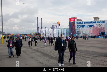 La Pierre Saint Martin, la Russie. Feb 11, 2014. Les gens à pied à travers le Parc olympique lors des Jeux Olympiques de Sotchi 2014, Sotchi, Russie, 11 février 2014. Photo : Christian Charisius/dpa dpa : Crédit photo alliance/Alamy Live News Banque D'Images