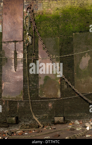 Un vieux mur de l'estran sur la Tamise avec de la corde et des chaînes. Banque D'Images