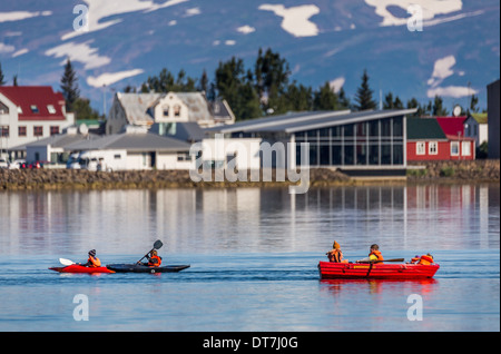 Les enfants en barque et kayaks, fjord Eyjafjordur, Akureyri, Islande Banque D'Images