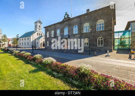 Le Parlement ou Althing, Reykjavik, Islande. Domkirkjan église sur la gauche. Banque D'Images