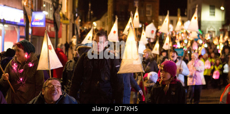 Big Burns Supper, Homecoming 2014 Carnaval à travers les rues de Dumfries, groupes communautaires procession Lanterne Banque D'Images