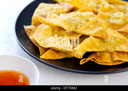 Pâte Wonton frit avec sauce chili sucrée Thaï Banque D'Images