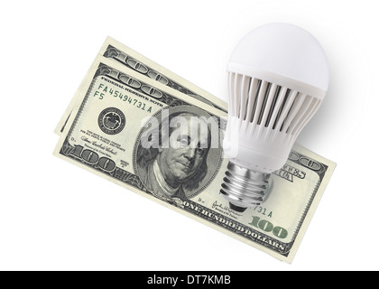 Ampoule de LED sur dollar bills isolé sur fond blanc Banque D'Images