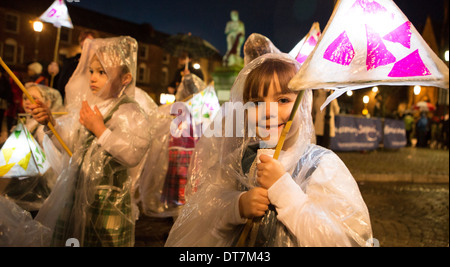 Big Burns Supper, Homecoming 2014 Carnaval à travers les rues de Dumfries, les enfants avec des lanternes en passant Robert Burns Statue Banque D'Images