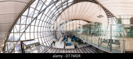 L'intérieur, vue panoramique de l'aéroport de Suvarnabhumi en terminal international de Bangkok, Thaïlande. Banque D'Images