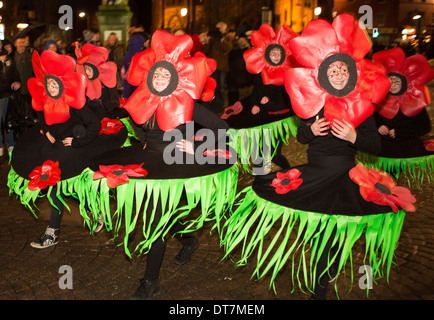 Big Burns Supper, Homecoming 2014 Carnaval à travers les rues de Dumfries, des danseurs en costume de coquelicots Banque D'Images