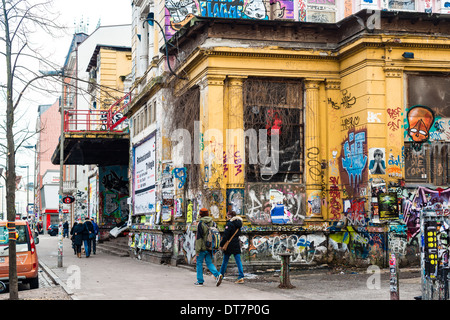 Hambourg, Allemagne - Février 8, 2014 : Les gens sont de passage la Rote Flora building, un ancien cinéma qui s'est occupé d'autonome Banque D'Images