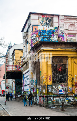 Hambourg, Allemagne - Février 8, 2014 : Les gens sont de passage la Rote Flora building, un ancien cinéma qui s'est occupé d'autonome Banque D'Images