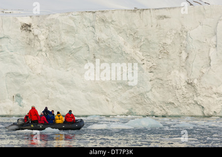 Zodiac en face de l'Samarinbreen Glacier, Hornsund, l'île du Spitzberg, archipel du Svalbard, Norvège Banque D'Images