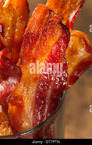 Crispy Bacon malsain organique sur un arrière-plan Banque D'Images