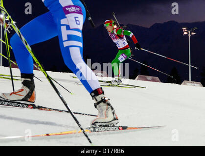 La Pierre Saint Martin, la Russie. Feb 11, 2014. Le Bélarus Darya Domracheva' (à droite) au cours de la féministe biathlon poursuite 10k, au Jeux Olympiques d'hiver de 2014, le mardi 11 février 2014, à la Pierre Saint Martin, la Russie. (CTK Photo/Roman Vondrous) Credit : CTK/Alamy Live News Banque D'Images