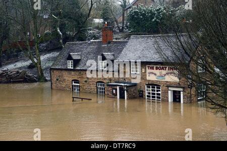 Telford, Shropshire, au Royaume-Uni. 11 février 2014. Le bateau Public House Inn à Jackfield près d'Ironbridge, inondés par la rivière Severn et avec couche de neige sur le toit. Crédit : Sam Bagnall/Alamy Live News Banque D'Images