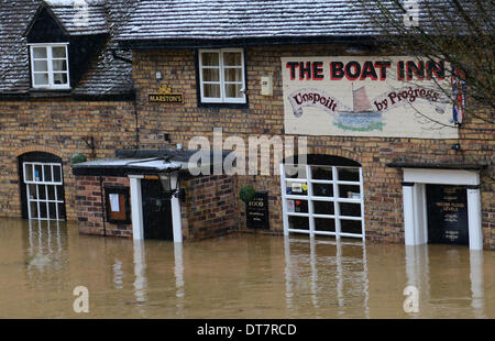 La maison publique de Boat Inn à Jackfield près d'Ironbridge inondée par la rivière Severn et avec un revêtement de neige sur le toit. Inondations inondation crédit : Sam Bagnall Banque D'Images