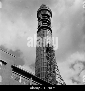 Photo historique de Londres des années 1960, montrant l'extérieur de la BT Telecom Tower, une tour de communications de Fitzrovia. Banque D'Images