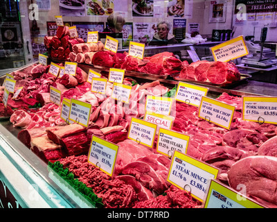 Dans la fenêtre de la viande de boucherie, UK. Banque D'Images