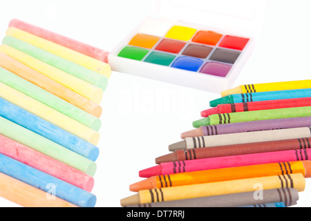 Crayons de cire, de craie et d'une aquarelle sur un isolé sur fond blanc avec clipping path Banque D'Images