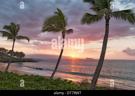 Makena Beach Vue du coucher de soleil sur les îles au large des îles de Hawaii Molokini et île de Maui. Banque D'Images