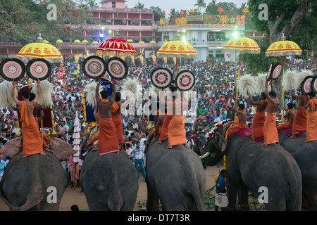 Renoncer à Aalavattom prêtres fans à dos d'éléphant dans la nuit en face de grandes foules de pèlerins au Temple, Goureeswara Festival Cherai, près de Kochi (Cochin), Kerala, Inde Banque D'Images