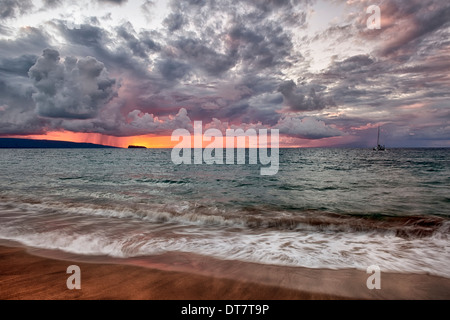 Passant averses sur les îles silhouette de Kahoolawe et Molokini de Makena Beach sur l'île de Maui. Banque D'Images