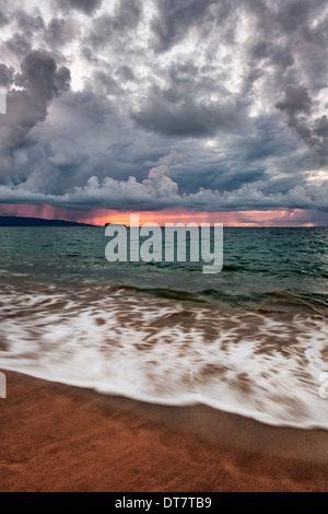 Passant averses sur les îles silhouette de Kahoolawe et Molokini de Makena Beach sur l'île de Maui. Banque D'Images