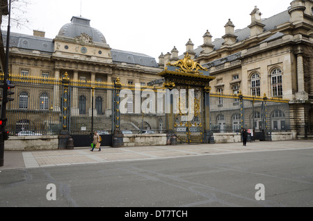 Entrée du palais de justice situé dans l'Île de la Cité dans le centre de Paris, France. Banque D'Images