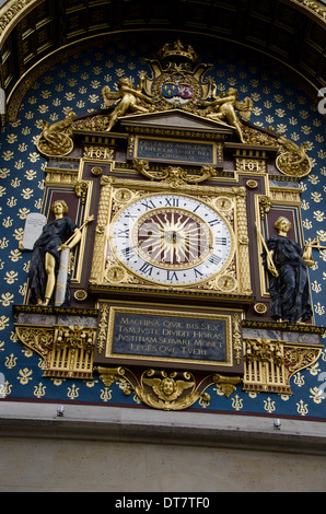 La plus ancienne de Paris réveil au coin nord-est de la façade du palais de justice , Paris, France. Banque D'Images