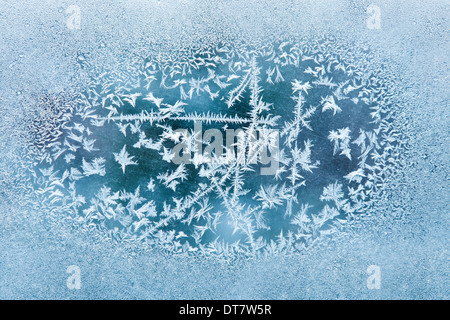 Givre sur l'ancien verre rayé, la texture. Se concentrer sur le centre Banque D'Images