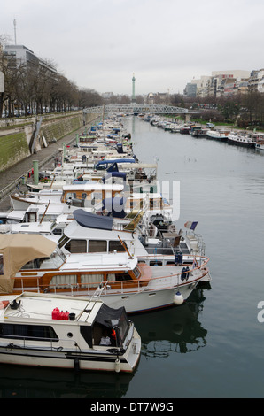 Le bassin de l'Arsenal d'un bassin de plaisance à Paris, avec en arrière-plan la colonne Juli, Paris France. Banque D'Images