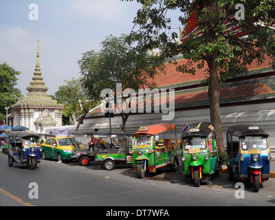 Le Tuk Tuk de couleurs vives et de taxi en face de la Temple de Wat Pho à Bangkok sont en attente pour les touristes Banque D'Images