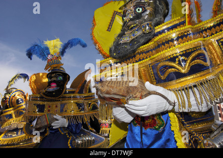 Les participants de l'association de Morenada représentant les anciens esclaves, faisant leur danse traditionnelle dans le défilé du carnaval. Banque D'Images