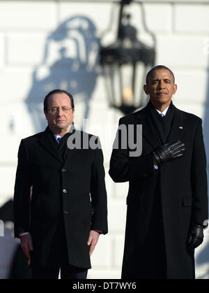 (140211) -- WASHINGTON, 11 février 2014 (Xinhua) -- Le président américain, Barack Obama (R) et du Président français François Hollande, assister à une cérémonie d'accueil sur la pelouse Sud de la Maison Blanche à Washington DC, capitale des États-Unis, Fed. 11, 2014. Barack Obama le mardi, a reçu son homologue français François Hollande à la Maison Blanche en fanfare et très élogieux et des liens bilatéraux. Le leader français a été accueilli avec tambours et trompettes une salve de 21 coups dans un cadre ensoleillé et froid matin, pour sa visite d'État des États-Unis, la première d'un chef d'état français depuis 1996. (Xinhua Banque D'Images