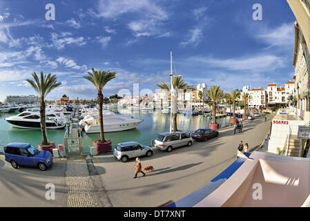 Portual, Algarve, Vilamoura, Marina, Port de plaisance, port, motor yachts, bateaux, voiliers, navires, luxe, VIP, capital, argent, Voyage, tourisme, personnes, promenade du port, voyage destinée au Portugal, sun, ensoleillée, Nikon objectif fisheye 16mm, palmiers, Banque D'Images